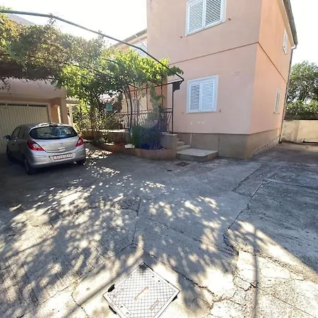 In + Free Parking * Vodice